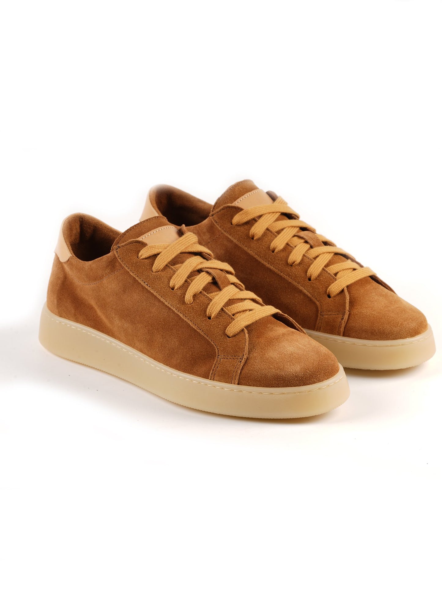 Baskets basses en daim camel